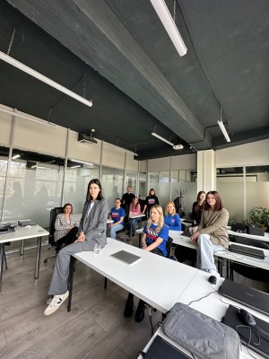 Asistent al șefului departamentului de marketing, Junior