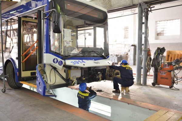  Lăcătuș la repararea materialului rulant 