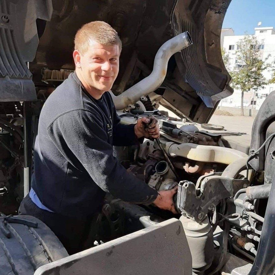 Автомеханик грузовых автомобилей 
