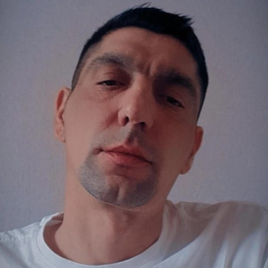 Vanzator, operator la aluat 