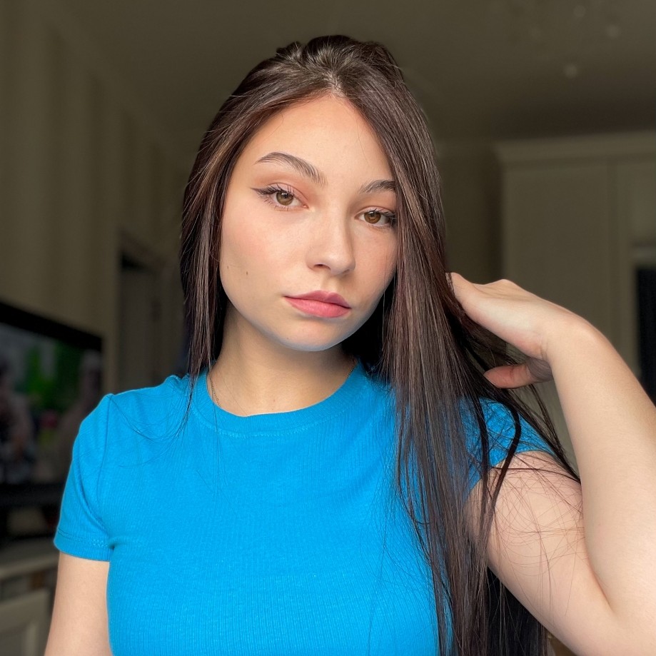 Рецепционист, бариста, администратор, хостес, помощник менеджера