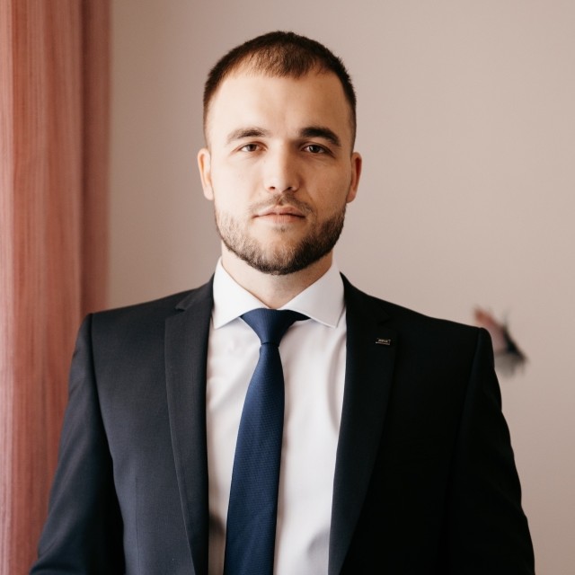 Asamblor de mobilă / Șofer