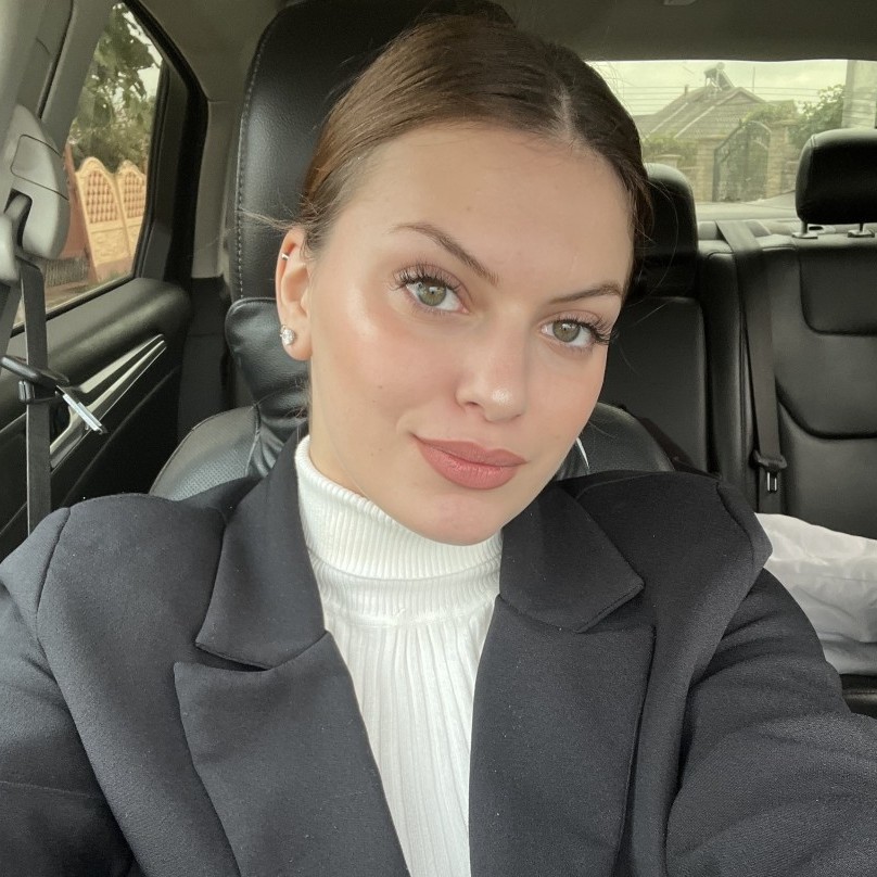 Hosstes, Administrator, Recepționeră