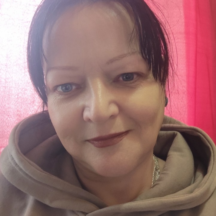 Vânzător în sala de comerţ / работник торгового зала 